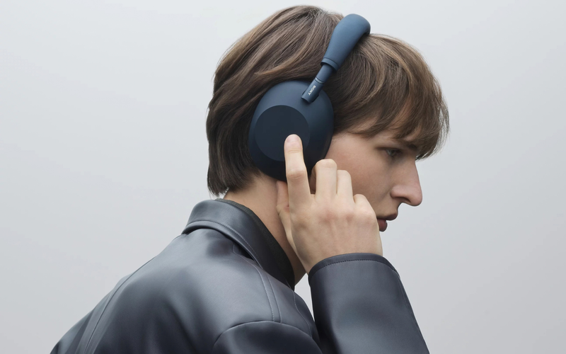 Sony WH-1000XM6 được đeo trong không gian làm việc văn phòng