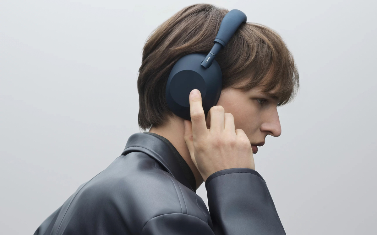 Tai nghe Sony WH-1000XM6 đặt trong khung hình giới thiệu sản phẩm