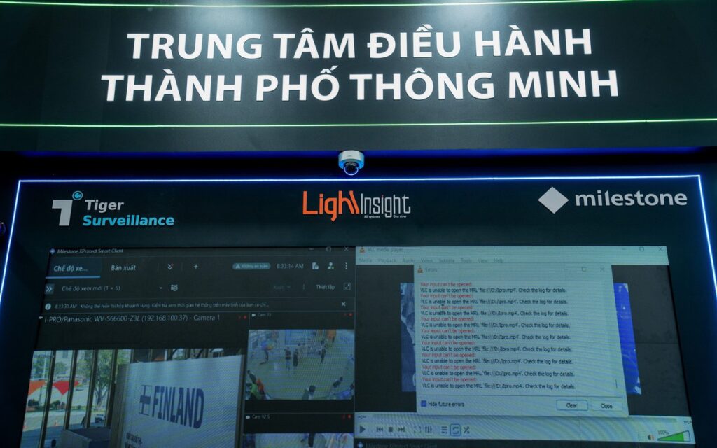 Khách tham quan mô hình Trung tâm điều hành Thành phố thông minh tại sự kiện