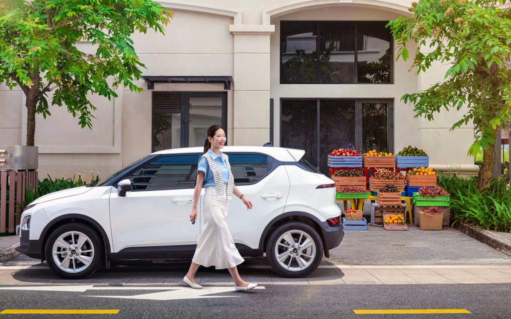 VinFast VF 5 di chuyển trên tuyến đường đô thị