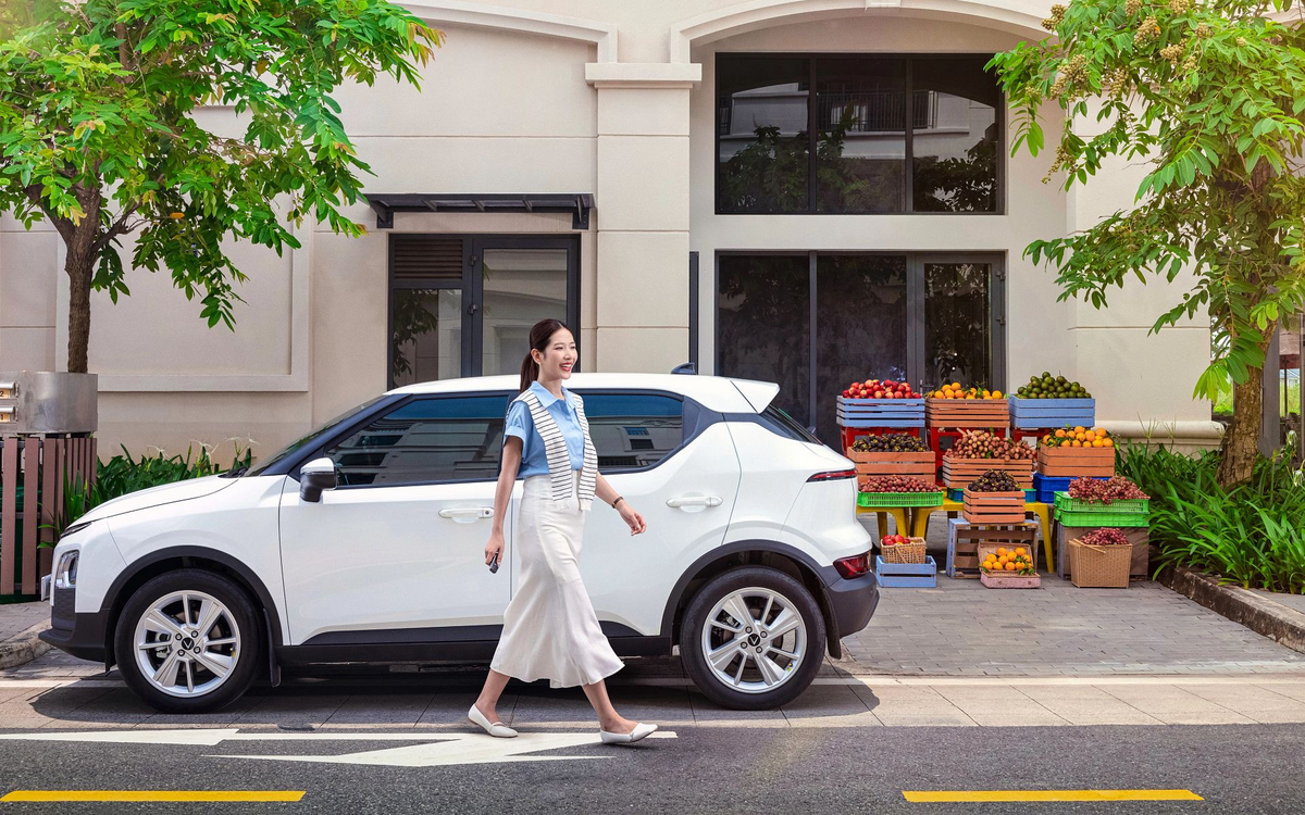 VinFast VF 5 di chuyển trên tuyến đường đô thị