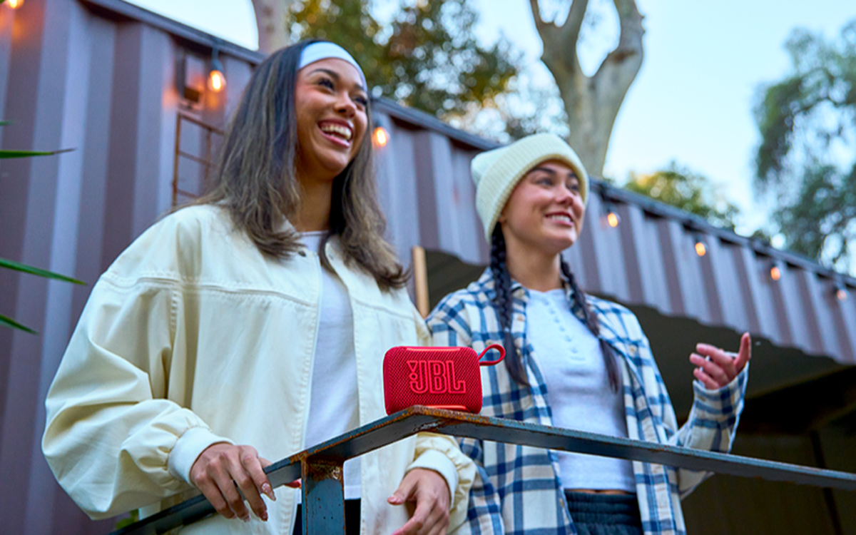 JBL Go 5 đặt trong không gian setup với dải đèn LED tạo ánh sáng trang trí