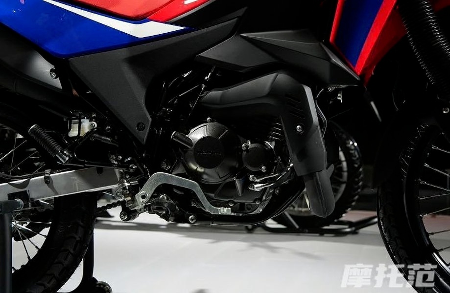 Honda XR300 Rally trang bị kính chắn gió và bộ quây phía trước