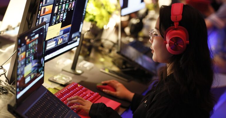 Không gian sự kiện Logitech G Play 2026 với khách tham dự và khu vực trải nghiệm