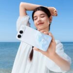 OPPO A7 Pro 5G phiên bản màu Xanh Sóng Biển với mặt lưng họa tiết gợn sóng