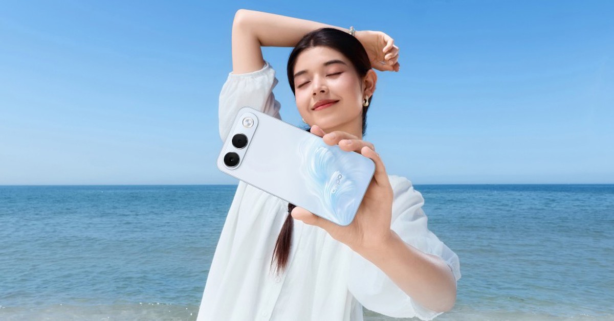 OPPO A7 Pro 5G phiên bản màu Xanh Sóng Biển với mặt lưng họa tiết gợn sóng