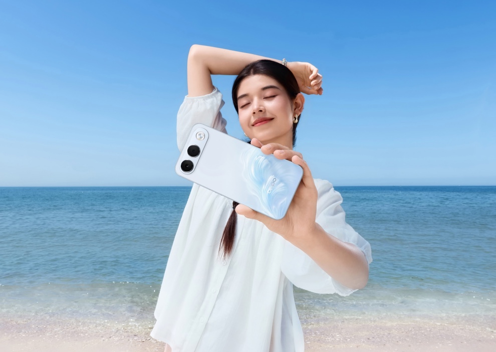 Cụm camera sau bố trí ngang trên thân máy OPPO A7 Pro 5G