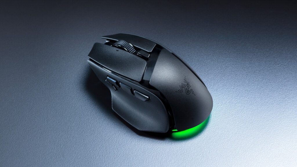 Phần hông Basilisk V4 Pro với tựa ngón cái và các nút phụ