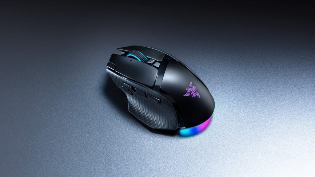 Razer Basilisk V4 Pro đặt trên Mouse Dock V2 Pro