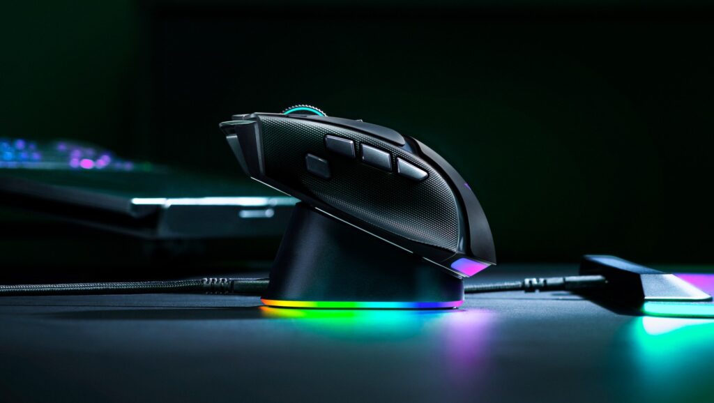 Razer Basilisk V4 HyperSpeed bên cạnh phiên bản Basilisk V4 Pro