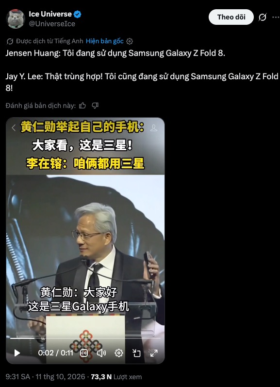 Jay Y. Lee lấy Galaxy Z Fold8 từ túi trong lúc giao lưu