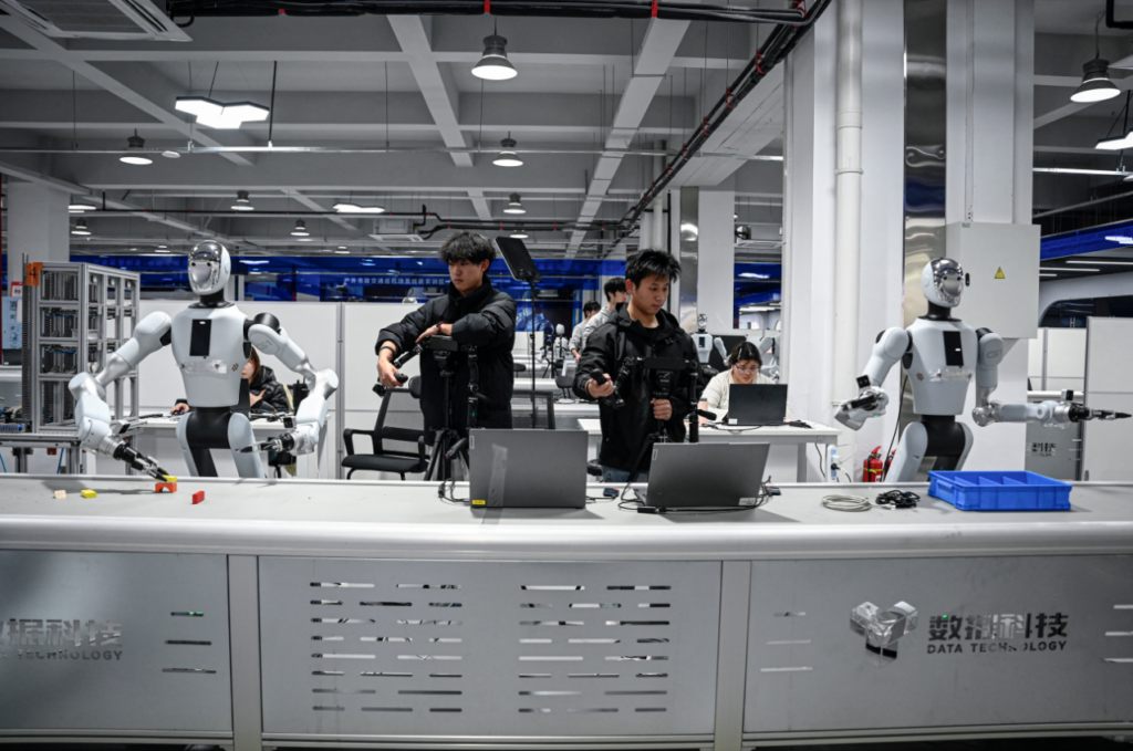 Robot thực hiện động tác biểu diễn trước người xem tại Trung Quốc