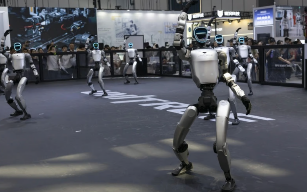 Nhân viên điều khiển robot từ xa để thu thập dữ liệu huấn luyện