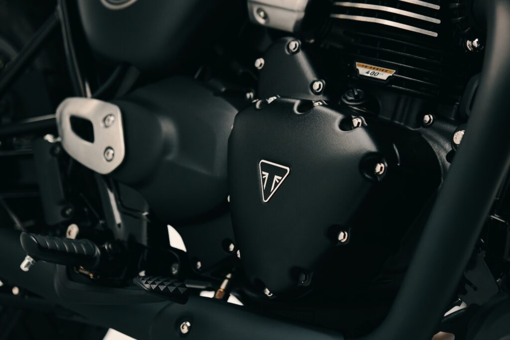 Cụm đồng hồ TFT tròn trên mẫu mô tô Triumph