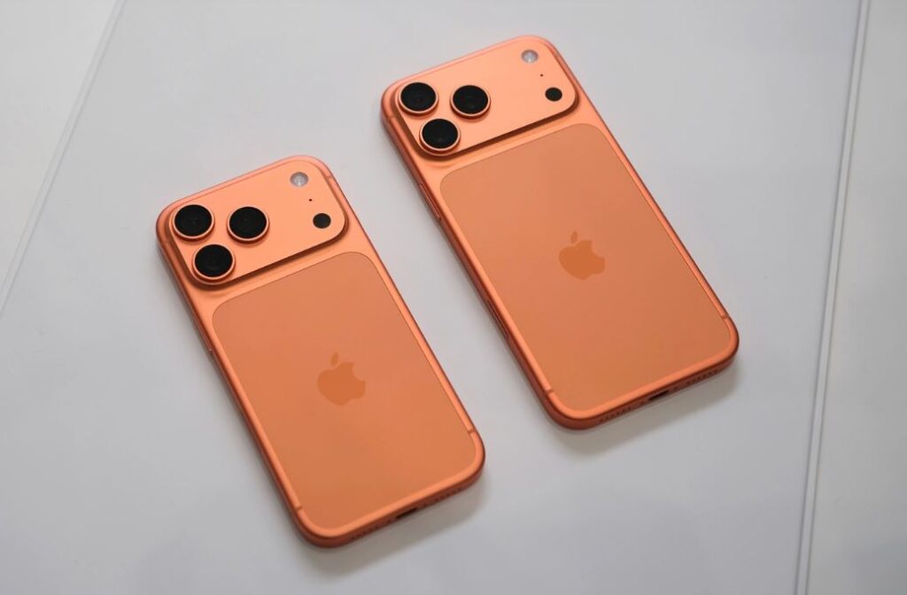 Hai mẫu iPhone Pro Max đặt cạnh nhau để so sánh kích thước