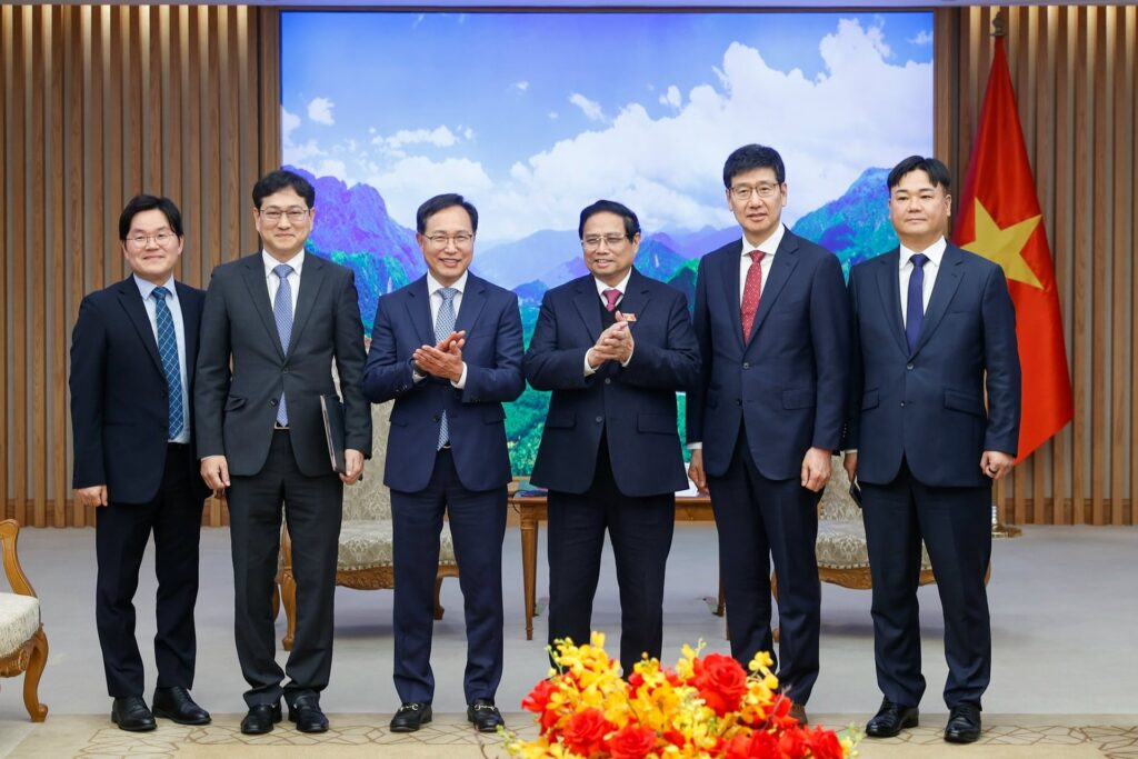 Học viên thực hành với mô hình robot trong chương trình Samsung Innovation Campus