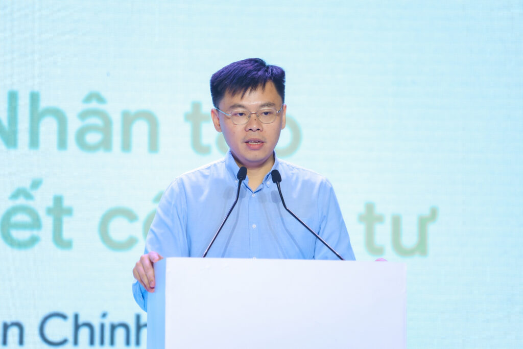 Đại diện nhóm nghiên cứu trình bày nguyên mẫu AI trước khán giả