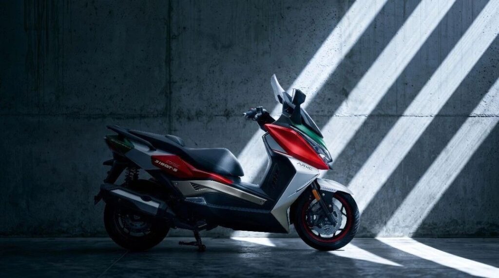 Động cơ và thân xe ARIIC 318GT-S nhìn từ bên hông